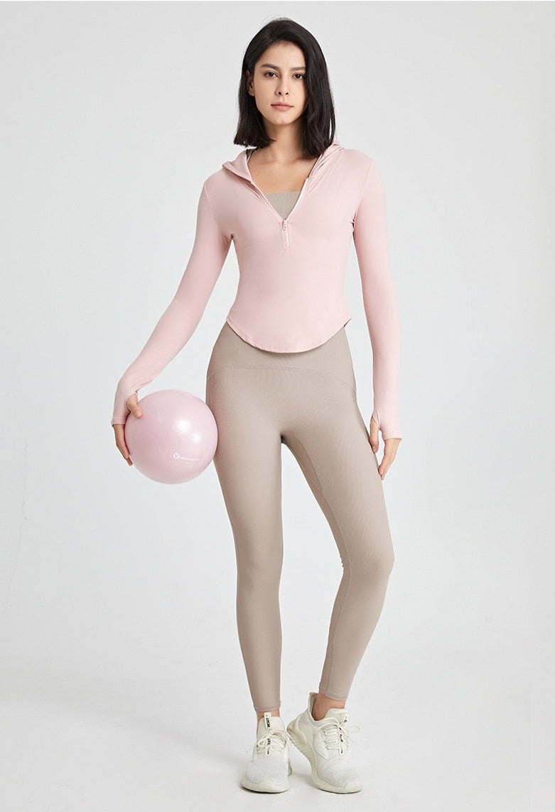 Long-sleeved fitness top with finger loops.